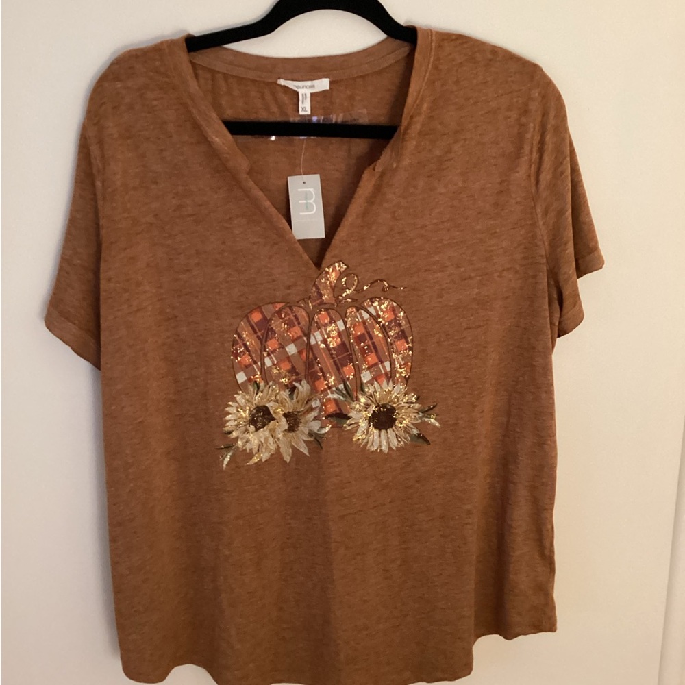 Maurice’s XL burnt orange t-shirt with pumpkin and sunflowers.